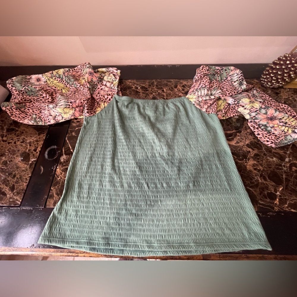 PRETTY Smocked Anthropologie Romance Top! - Picture 10 of 16